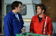 Lex erklärt Flori, wie der vermeintliche Schaden bei einem der Wagen zustande gekommen ist. Von links: Florian Brunner (Tommy Schwimmer) und Lex (Sebastian Gerold).