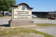 Inschrift für das Büro des Sheriffs von Lexington County.