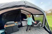 Groß, größer, Familienzelt: 6 Personen finden im Luftzelt von Inke Gehrling Platz. Kostenpunkt: knapp 4000 Euro. Aber geht Camping auch günstiger? Daniel Aßmann findet es in „Ausgerechnet – Zelt“ heraus.