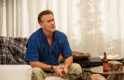 Nachdem der erste Fluchtversuch scheitert, erinnert sich Sam (Bruce Campbell) an einen Typen, der scheinbar jeden aus dem Land bringen kann. Doch er selbst hält sich versteckt vor einem ehemaligen syrischen Geheimdienstagent.