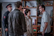 Anselm Kramer (Sönke Möhring, r.) wird bedroht und ist aus Furcht vor Racheakten mit seiner Familie nach Linz gezogen. Ben Halberg (Daniel Gawlowski, 2.v.l.) und Johanna "Joe" Haizinger (Katharina Stemberger, M.) nehmen die Ermittlungen auf.