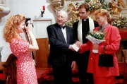 Im Bild (v.li.): Sissy Hofer (Andrea Lamatsch), Herr Prohaska (Karl Merkatz), Priester (Paul Matic), Frau Prohaska (Lotte Marquardt).