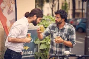 Björn versucht vergeblich, seine grünen Smoothies mit Schuss in die Kölner Kiosks zu bringen. Zum Glück kennt sich Arif besser aus, und bietet ihm seine Hilfe an.
