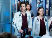 Chicago Med Kaltfront - Cold Front Staffel 2, Episode 14 Sie versuchen sich einen Überblick über das Chaos zu verschaffen: Nick Gehlfuss als Dr. Will Halstead, Torrey DeVitto als Dr. Natalie Manning