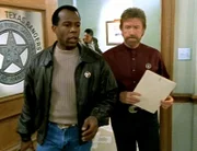 Trivette und Walker (Clarence Gilyard, li.; Chuck Norris) geraten diesmal in die Streitereien zweier chinesischer Banden, die um einen alten und machtvollen Jadedrachen kämpfen.
