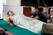 Sam (Bruce Campbell, l.) überlebt, doch in seinem Zustand kann er nicht weiter fliehen. Michael (Jeffrey Donovan) und die anderen sitzen fest.