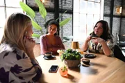 Isabelle (Ania Niedieck, l.) will Jenny den perfekten Glücksbringer für ihren Prozess mitbringen. In der Mitte Imani (Féréba Koné), rechts Hanna (Sarah Victoria Schalow)