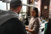 Charlotte "Charlie" (Shaolyn Fernandez) zögert angeschlagen, sich auf Milans (Vitali Huk) Wiedergutmachung einzulassen.