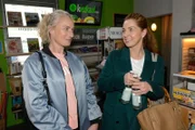 Maren (Eva Mona Rodekirchen, l.) und Nina (Maria Wedig) freuen sich auf einen Wellnesstag.