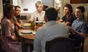 (im Uhrzeigersinn) Mary Cooper (Zoe Perry); Missy Cooper (Raegan Revord); Connie "Meemaw" Tucker (Annie Potts); Georgie Cooper (Montana Jordan); Sheldon Cooper (Iain Armitage); George Cooper sen. (Lance Barber)