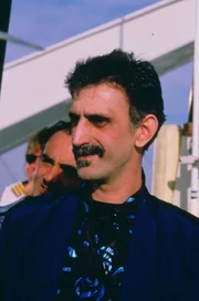 Großdealer Mario Fuente (Frank Zappa) hält sich nur auf seiner Yacht vor der Küste auf ...