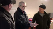Dagmars Bruder Horst (Mitte) hat sich in den Baracken angekündigt. Der 67-Jährige möchte sich ein Bild von Dagmars altem Haus machen, welches in den letzten Wochen von Hausmeister Michael (re.) aufwendig renoviert wurde.