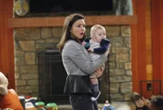 Während Cristina den Harper Avery Award nicht gewonnen hat, bekommt Derek überraschenden Besuch von seiner Schwester Amelia (Caterina Scorsone, l.) ...