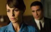 Ana Rivera (Paula Echevarría, l.); Alberto Márquez (Miguel Ángel Silvestre, r.)