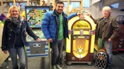 Hermann (re.) ist im Besitz von zahlreichen Schätzen..  Experte Sükrü Pehliven (Mitte) findet auch eine Wurlitzer-Jukebox und einen Flipper! (Foto, li.: Petra)