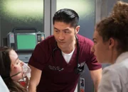 Chicago Med Nichts ist wie es scheint - Theseus' Ship Staffel 2, Episode 13 Sie tun alles, um ihr beizustehen: Brian Tee als Dr. Ethan Choi, Rachel DiPillo als Dr. Sarah Reese.