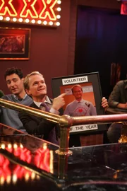 Nicht nur, dass Barney in dem Obdachlosenheim aushilft, er wird auch noch zum "Freiwilligen des Jahres" ernannt ...