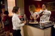 Casey Klein (Lizzy Caplan, l.); Henry Pollard (Adam Scott, r.)