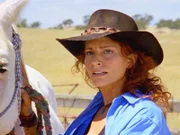 Stevie (Simmone Mackinnon) ist frustriert: Drover's Run ist mit verseuchtem Getreide beliefert worden. Der ÷ko-Status der Farm ist in Gefahr! Auf Drover's Run ist die Hölle los: Gerade als Stevie kurz davor ist, mit Paul, einem Händler für Öko-Produkte, ins Geschäft zu kommen, stellt sich heraus, dass sie mit verseuchtem Getreide beliefert wurde. Nun ist der Öko-Status der Farm in Gefahr. Zudem hat Tess' Lieblingspferd zuviel gefressen und droht nun an einer Kolik einzugehen. Terry ist wütend: Ohne sein Wissen hat Harry den Truckstopp an Moira - die nicht nur Wahrsagerin, sondern auch Automechanikerin ist - verpachtet. Terry fühlt sich ausgebootet, sodass er Moiras Angebot, weiter im Truckstopp zu arbeiten, nicht annehmen will. Unterdessen scheint sich das Geheimnis um Rob zu lüften: Holzlieferant Justin glaubt, Rob zu kennen - unter dem Namen Matt. Rob bestreitet das jedoch vehement ...
