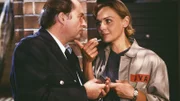 Kittler (Egon Hofmann) warnt Mona (Anja Beatrice Kaul, re.) vor Gittings Rache.