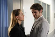 Katja (Karolina Lodyga, l.) versucht Jonas (Roy Peter Link, r.) zu trösten ...