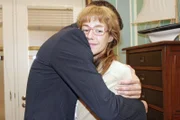 Lisa (Alexandra Neldel, r.) wird vor Glück ganz schwindlig, als David (Mathis Künzler, l.) sie unverhofft in die Arme nimmt und sie bittet, dass sie ihn weiterhin unterstützt.