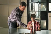 BU: Nick (George Eads, li.) gelingt es, den jungen Jason McCann (Justin Bieber), so ins Gewissen zu reden, dass dieser den Ermittlern das Versteck seines Bruders Alex verrät. Außerdem steckt Jason dem CSI-Team, dass Alex weitere Attentate von verheerendem Ausmaß plant.