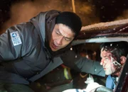 Chicago Med Kaltfront - Cold Front Staffel 2, Episode 14 Er leistet erste Hilfe am Unfallort: Brian Tee als Dr. Ethan Choi.