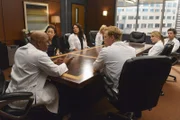 Müssen eine schwere Entscheidung treffen: (v.l.n.r.) Richard (James Pickens jr.), Cristina (Sandra Oh), Callie (Sara Ramirez), Arizona (Jessica Capshaw), Owen (Kevin McKidd), Meredith (Ellen Pompeo) und Derek (Patrick Dempsey) ...