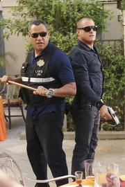 Ray Langston (Laurence Fishburne, li.) und Nick (George Eads) müssen es mit einem Mörder in der Vampir-und Werwolf-Szene aufnehmen.