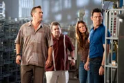 V.l.: Sam (Bruce Campbell), Calvin Schmidt (Patton Oswalt), Fiona (Gabrielle Anwar) und Michael (Jeffrey Donovan) sitzen in der Falle: Ein alter Bekannter von Schmidt hat die Fabrik mit seinen Männern umstellt und droht damit, alle zu erschießen - es sei denn, er würde sich freiwillig ausliefern.