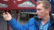 Experte Otto Schulte prüft ein Original Steiff-Karussell auf Herz und Nieren