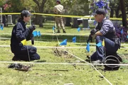 Die neue Sprengstoffexpertin Kacey Monohan (Sienna Guillory, l.) hat sofort alle Hände voll zu tun. Zusammen mit Nick (George Eads) sucht sie auf dem Friedhof nach brauchbaren Spuren.