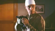 Gitting (Karl-Heinz von Liebezeit) merkt, dass jemand die Videokassette geklaut hat, die ihn mit Blondie beim Sex zeigt. Er nimmt an, dass Stein die Kassette an sich genommen hat...