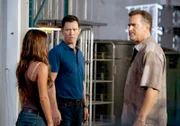 V.l.: Sam (Bruce Campbell), Michael (Jeffrey Donovan) und Fiona (Gabrielle Anwar) verstecken sich in einer Fabrik. Doch dort sitzen sie in der Falle, denn ein verärgerter Kunde umstellt die Fabrik mit seinen Männern und droht, alle zu erschießen.