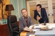 David (Mathis Künzler, r.) beteuert Hugo (Hubertus Regout, l.) gegenüber, dass er keinesfalls für das Verschwinden seiner Skizzenbücher verantwortlich ist.