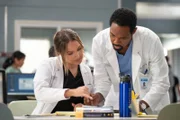 Erklärungen einer alten Kollegin: Camilla Luddington als Dr. Jo Wilson, Jason George als Dr. Ben Warren.