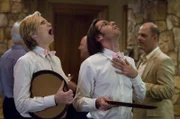 Constance Carmell (Jane Lynch, l.); Roman DeBeers (Martin Starr, r.)