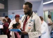 Chicago Med Kaltfront - Cold Front Staffel 2, Episode 14 Er hat alles im Griff: Ato Essandoh als Dr. Isidore Latham