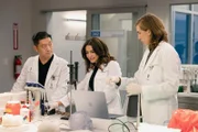 Erfolge im Labor, l-r: Dr. Gavin Hawj (Danny Yang), Dr. Amelia Shepherd (Caterina Scorsone), Dr. Kai Bartley (E.R. Fightmaster).