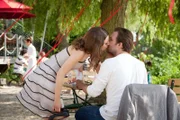 Eva (Julia Hartmann) lässt den verdutzten Adam (Lucas Gregorowicz) im Restaurant zurück, um einen Ausflug mit Imre zu machen.
