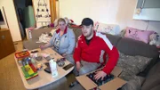 Das arbeitslose Pärchen Nico (27) und Janine (40) stellt seine Ernährung um. Gesünder soll es werden. Eine Paketlieferung mit den ersten guten Vorsätzen wird direkt geliefert. Mehrere Dosen Energy-Drinks ohne Zucker sollen den Weg in ein gesünderes Leben ebnen.