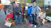 Trödelexperte Otto Schulte (Mitte) und Hans (re.) verkaufen das antike Fahrrad.