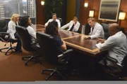 Der Vorstand kommt ohne Jackson zusammen, um die Sache mit dem Harper Avery Award zu besprechen: Richard (James Pickens jr., r.), Cristina (Sandra Oh, M.), Callie (Sara Ramirez, 2.v.l.), Arizona (Jessica Capshaw, l.), Owen (Kevin McKidd, 2.v.r.), Meredith (Ellen Pompeo, 3.v.r.) und Derek (Patrick Dempsey, 3.v.l.) ...