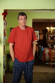 Mike (Neil Flynn) ahnt schon, dass mit dem Besuch von Frankies Eltern Stress in das traute Heim der Hecks einziehen wird ...