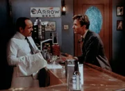 John Boy (Robert Wightman, r.) ist mit seinem Roman in New York gescheitert. Er sucht verzweifelt eine Arbeit. Der Gastwirt hat kein Interesse.