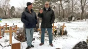 Horst (re.) besucht mit Michael das Grab von Dagmar.