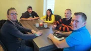 Von links: Hans, dessen Freunde Patrick, Caroline und Steve, zusammen mit Trödelexperte Otto Schulte.