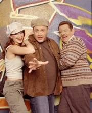 (5. Staffel) - Die hübsche Anwaltsgehilfin Carrie (Leah Remini, l.) hat "ihre" beiden Männer Doug (Kevin James, M.) und Arthur (Jerry Stiller, r.) ganz gut im Griff …