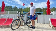 Mit dem Rad als Grenzpendler unterwegs zur Arbeit an der Strandbar. Mateus Laszkiewicz fährt täglich von Swinemünde nach Ahlbeck.